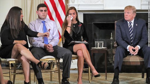 Nhà Trắng đề xuất trang bị vũ khí cho giáo viên