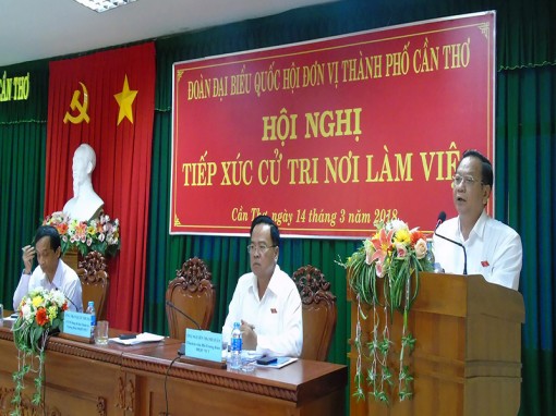 Đồng chí Trần Quốc Trung tiếp xúc cử tri nơi làm việc