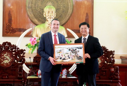 Lãnh đạo thành phố

tiếp đoàn Tổng Lãnh sự Canada

tại TP Hồ Chí Minh