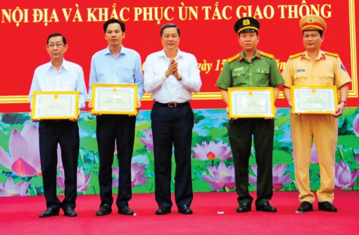 Tăng cường quản lý nhà nước về giao thông, xử lý nghiêm 
vi phạm, kiềm chế tai nạn