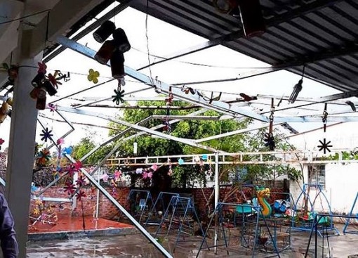 Lốc xoáy làm tốc mái trường mẫu giáo và nhiều nhà dân ở Cà Mau