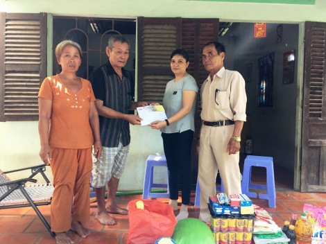 Trao tiền từ thiện cho gia đình ông Trần Văn Ba ở Phong Điền