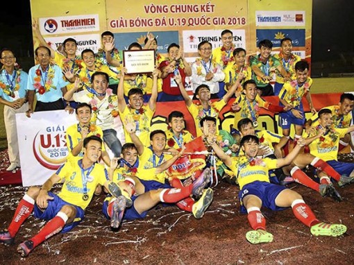 Nhìn từ chiếc cúp vô địch

của U19 Đồng Tháp