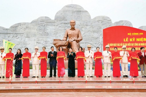 ប្រធាន​រដ្ឋ​ស​ភា ង្វៀន​ធី​គឹម​ង៉ឹង ចូល​រួម​ពិ​ធី​ខួប​អនុស្សាវ​រីយ៍​៧០​ឆ្នាំ ​ទិ​វា​អ៊ំ​ហូ​ដាក់​ចេញ​ដំ​បូន្មាន​៦​ប្រ​ការ​ទូន្មាន​នគរ​បាល​ប្រ​ជា​ជន