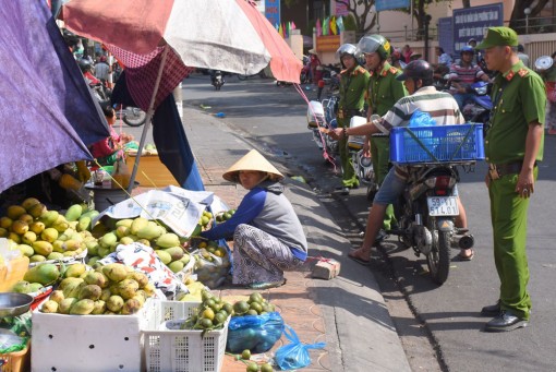 Xử lý, hướng dẫn người dân chấp hành tốt quy định trật tự đô thị, an toàn giao thông