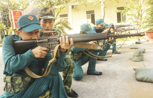 Xây dựng lực lượng dân quân

tự vệ vững mạnh