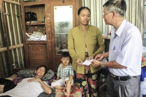 Trao tiền từ thiện cho gia đình khốn khó ở Phong Điền