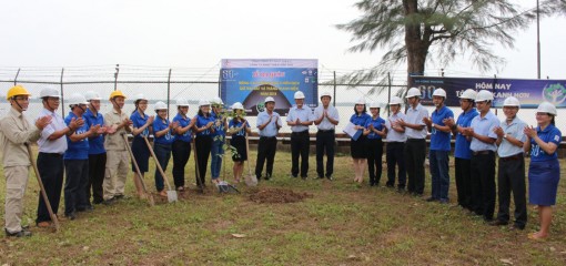 Công ty Nhiệt điện Cần Thơ ra quân 
trồng cây xanh hưởng ứng chiến dịch Giờ trái đất năm 2018