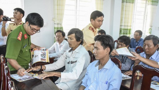 Tuyên truyền, phổ biến luật giao thông

đường bộ và đường thủy nội địa