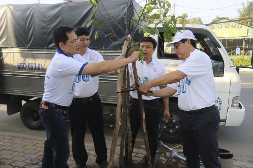 Phát động trồng cây xanh,

hưởng ứng chiến dịch “Giờ trái đất”