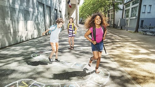 Pháp tăng tuổi đi học bắt buộc của trẻ em