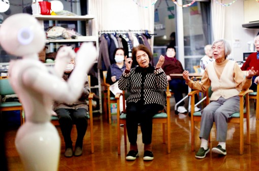 Robot  - điều dưỡng tương lai của người cao tuổi Nhật