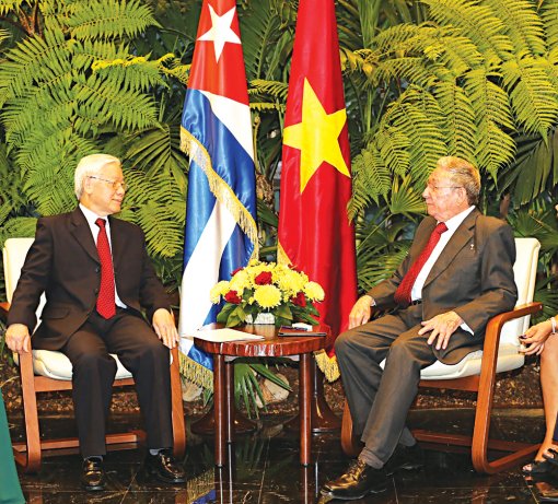 Tổng Bí thư Nguyễn Phú Trọng trao tặng Chủ tịch Raul Castro Ruz Huân chương Sao vàng
