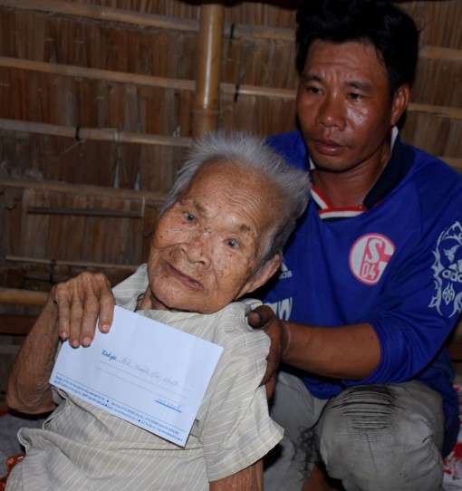 Tặng quà “hai cụ già neo đơn, vất vả mưu sinh”