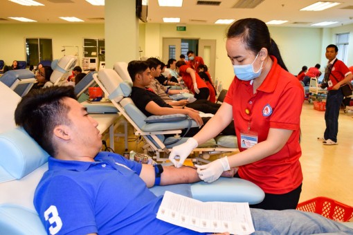 Giọt máu nghĩa tình