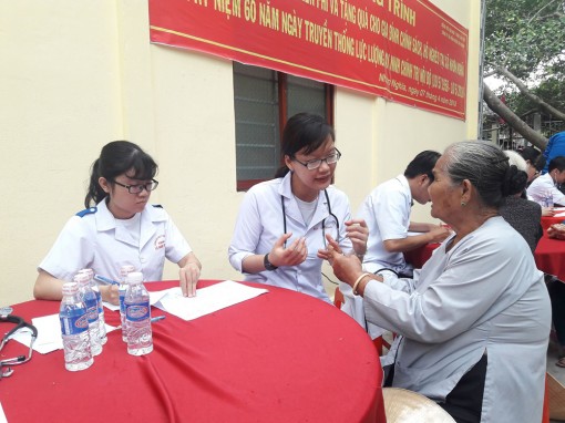 Khám bệnh, phát thuốc miễn phí cho hộ nghèo tại xã Nhơn Nghĩa, huyện Phong Điền