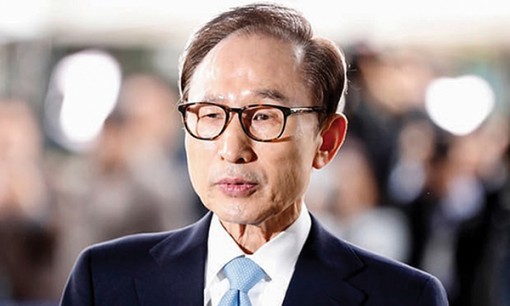 Cựu Tổng thống

Lee Myung-bak bị buộc tội tham nhũng