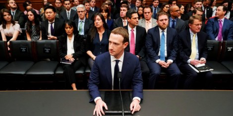 Ông chủ Facebook khẳng định không từ chức