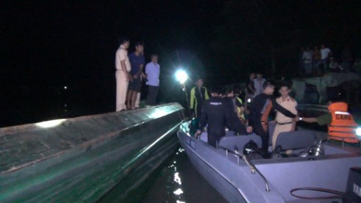 Lật sà lan trong đêm, 3 mẹ con chết thảm