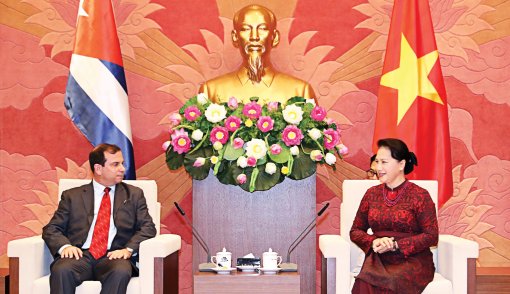 Chủ tịch Quốc hội Nguyễn Thị Kim Ngân nhận Huân chương Đoàn kết của Hội đồng Nhà nước Cộng hòa Cuba