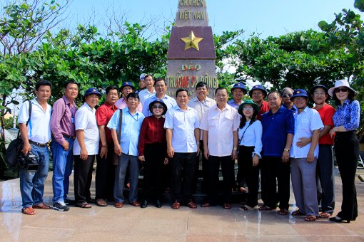 Gần 800 triệu đồng hỗ trợ và tặng quà cho Trường Sa, nhà giàn DK