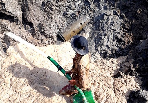 Phát hiện quả bom trên sà lan chở cát