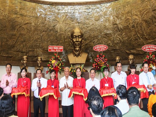 Khai mạc triển lãm ảnh “Kỷ niệm 64 năm ngày chiến thắng Điện Biên Phủ”