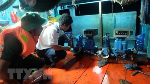 Bắt quả tang nhiều tàu cá mua bán dầu trái phép trên biển Cà Mau