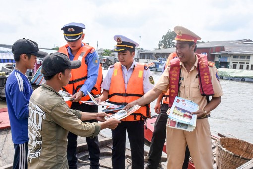 Tuyên truyền Luật Giao thông đường thủy nội địa cho tiểu thương chợ nổi Cái Răng
