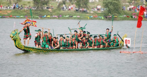 Hội thi bơi Chải thu hút đông đảo du khách