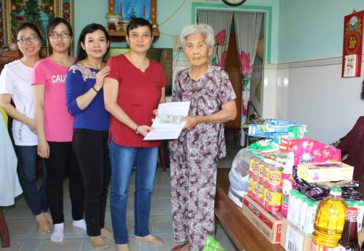 Cụ bà bán vé số dạo có 4 người con bị tâm thần được giúp đỡ