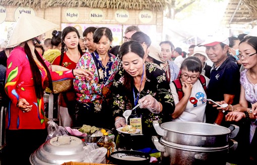 <span style="background-color:green;"><font color="white">Lễ hội Bánh dân gian Nam Bộ 2018</font></span><br>

Thu hút hàng chục ngàn du khách trong ngày đầu tiên