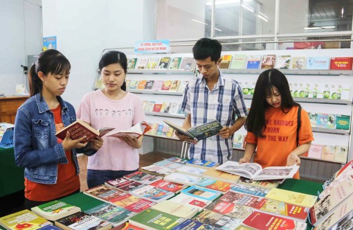 Triển lãm sách “Non sông thống nhất”