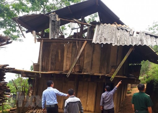 Mưa lớn kèm lốc xoáy làm hơn 50 căn nhà ở Bạc Liêu bị sập, tốc mái