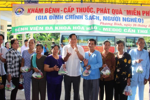 Bác sĩ Cần Thơ khám bệnh, tặng quà cho bà con vùng cách mạng 