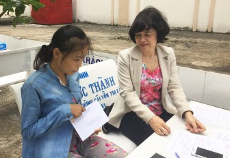 Hội bảo trợ bệnh nhân nghèo TP Cần Thơ hỗ trợ tiền cho Mỹ Phụng