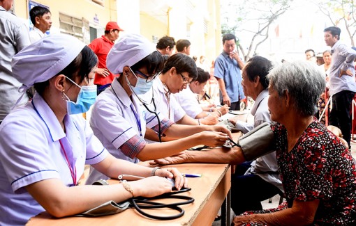500 hộ nghèo được khám bệnh, cấp thuốc miễn phí