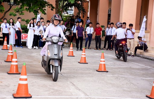 Phối hợp trang bị kiến thức về Luật

Giao thông đường bộ cho học sinh