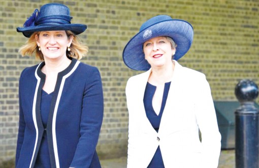 Thủ tướng Anh gặp khó