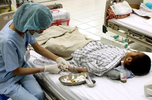 Hai bé 4 tuổi bị sốc thuốc do chơi trò đóng giả bác sỹ-bệnh nhân