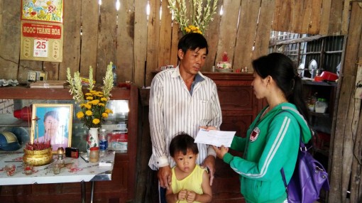 Trao tiền từ thiện cho gia đình anh Út - chị Mến ở Phong Điền
