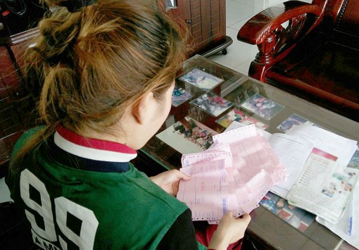 Nhầm thầy - lẫn thuốc: Tiền mất tật mang<br>

Bài 2: Mất tiền, thêm bệnh