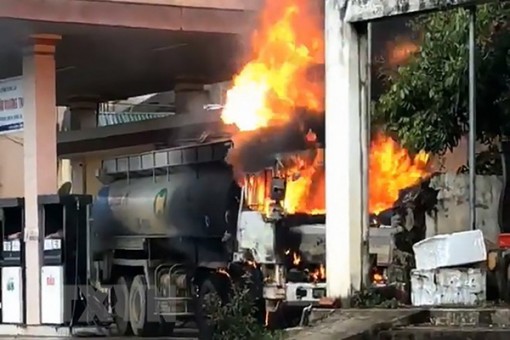 Xe bồn tiếp nhiên liệu bốc cháy tại cây xăng