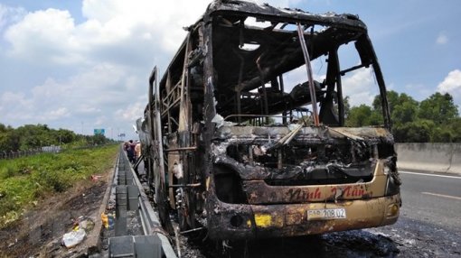 Cháy ô tô trên cao tốc  Trung Lương - TP Hồ Chí Minh, không có thiệt hại về người