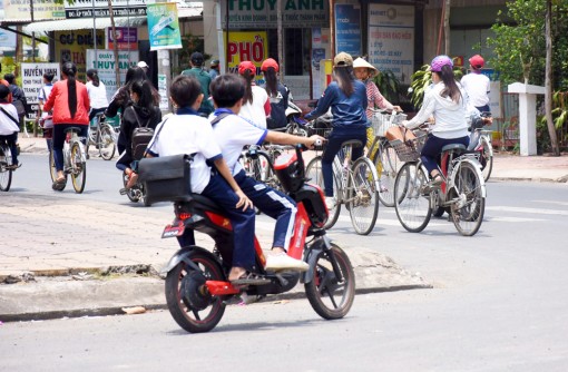 Chấn chỉnh tình trạng học sinh chưa đội mũ bảo hiểm khi ngồi trên mô tô, xe gắn máy, xe đạp điện
