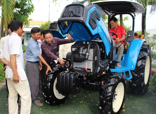 Chi nhánh Cần Thơ - Công ty Cổ phần ôtô Trường Hải tổ chức trình diễn Máy kéo KAM50