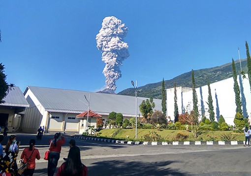 Indonesia gấp rút sơ tán người dân do núi lửa Merapi phun trào