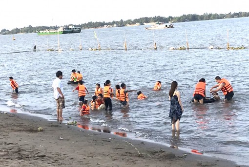 Đảm bảo an toàn cho trẻ khi bơi lội