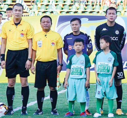 Có thể dẹp “bóng ma” sân cỏ?