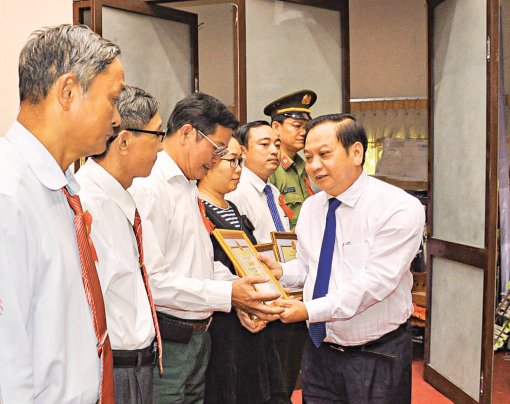 Mỗi cán bộ, đảng viên phải học tập và làm theo Bác trong từng việc làm, hành động cụ thể